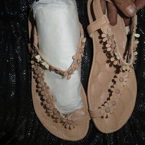 Taryn Rose Quilted Tan Italian Leather Daisy Embossed flat sandals sz 40 or 9.5